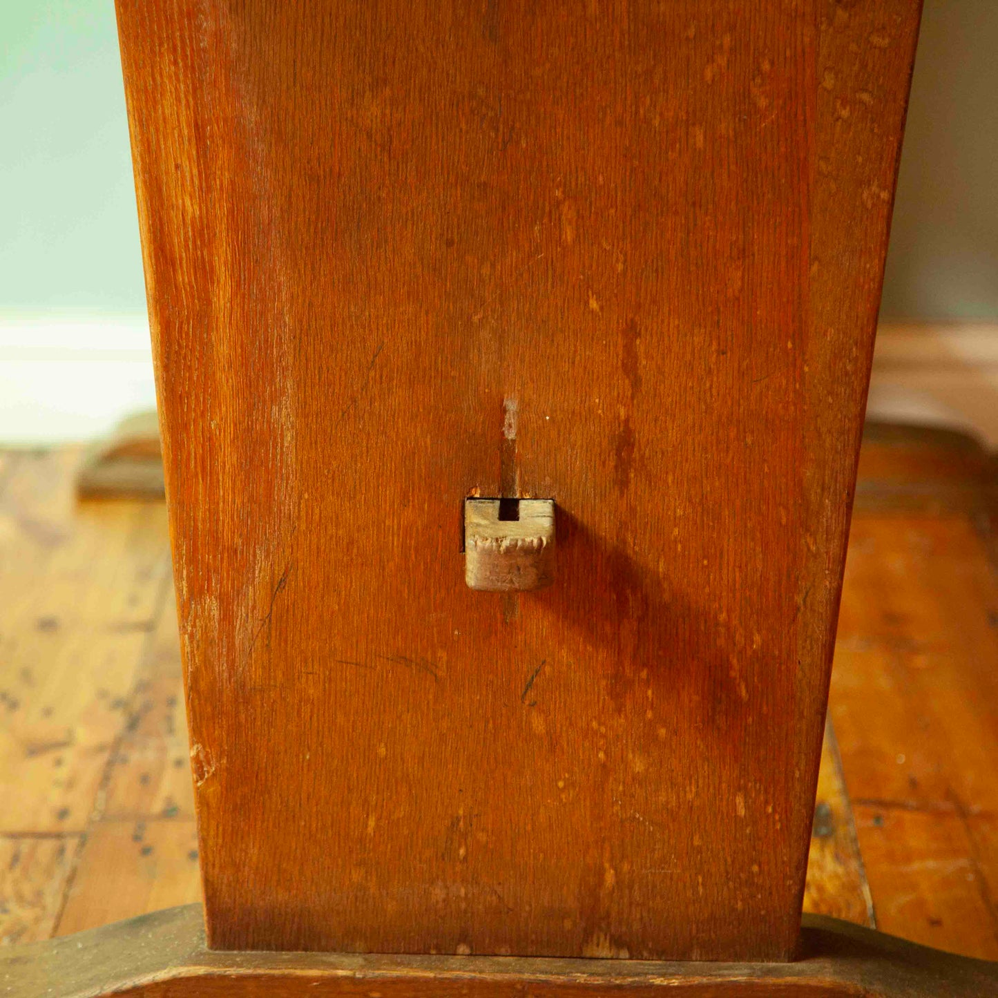 Extendable dining table