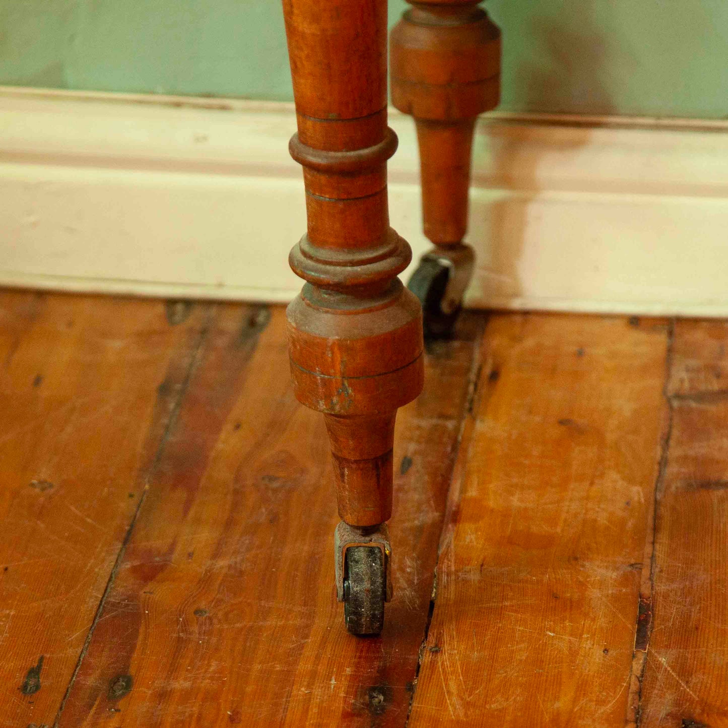 Side table on castors