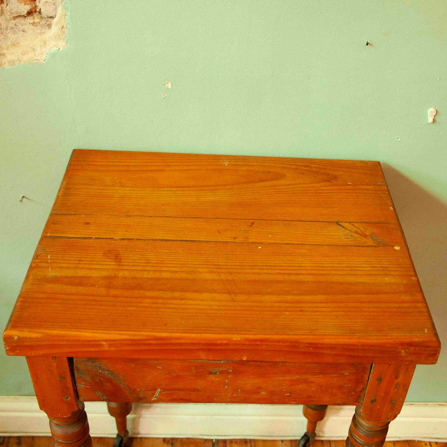 Side table on castors