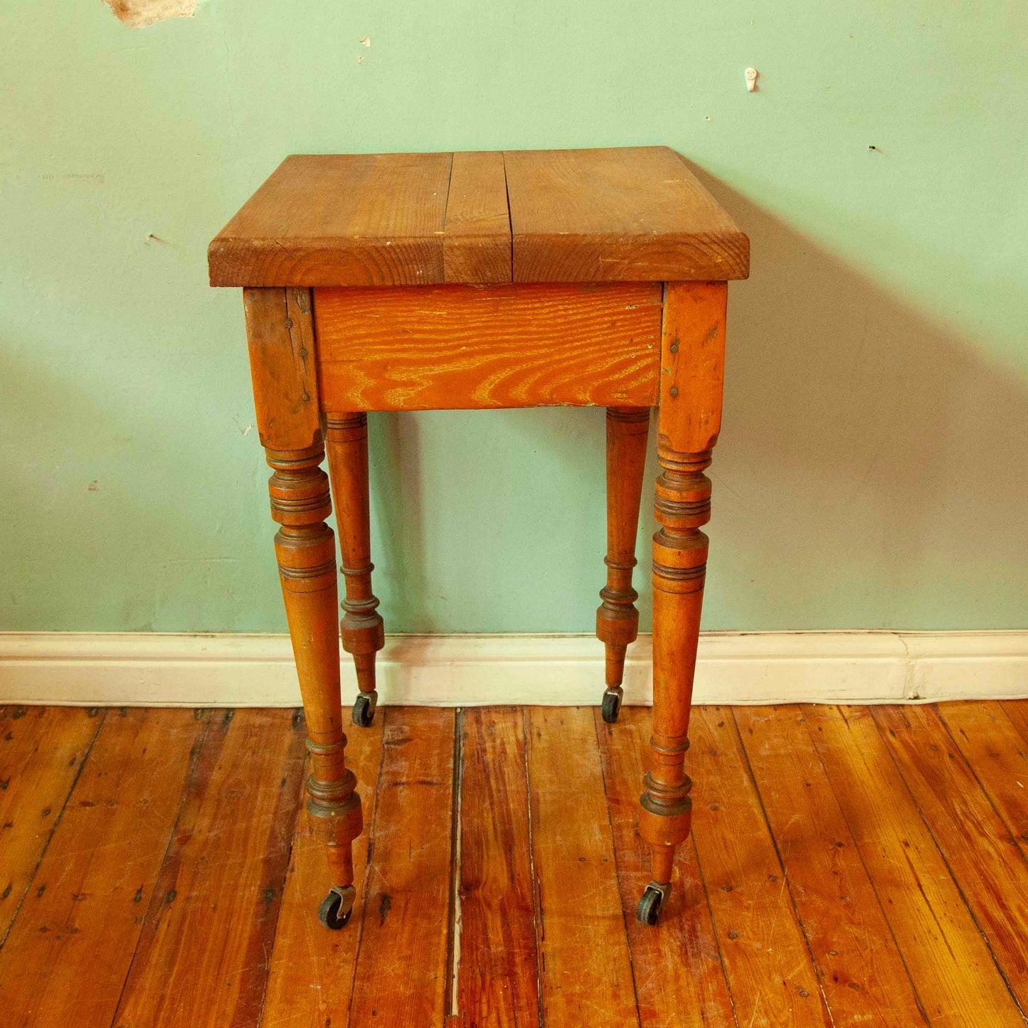 Side table on castors