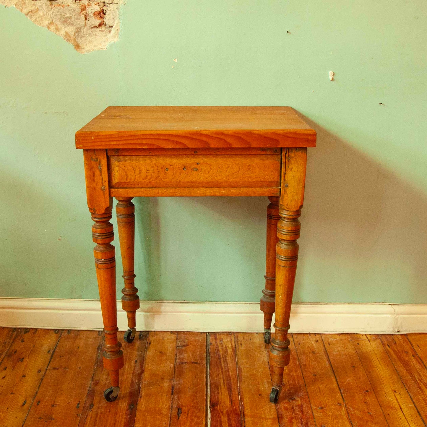 Side table on castors